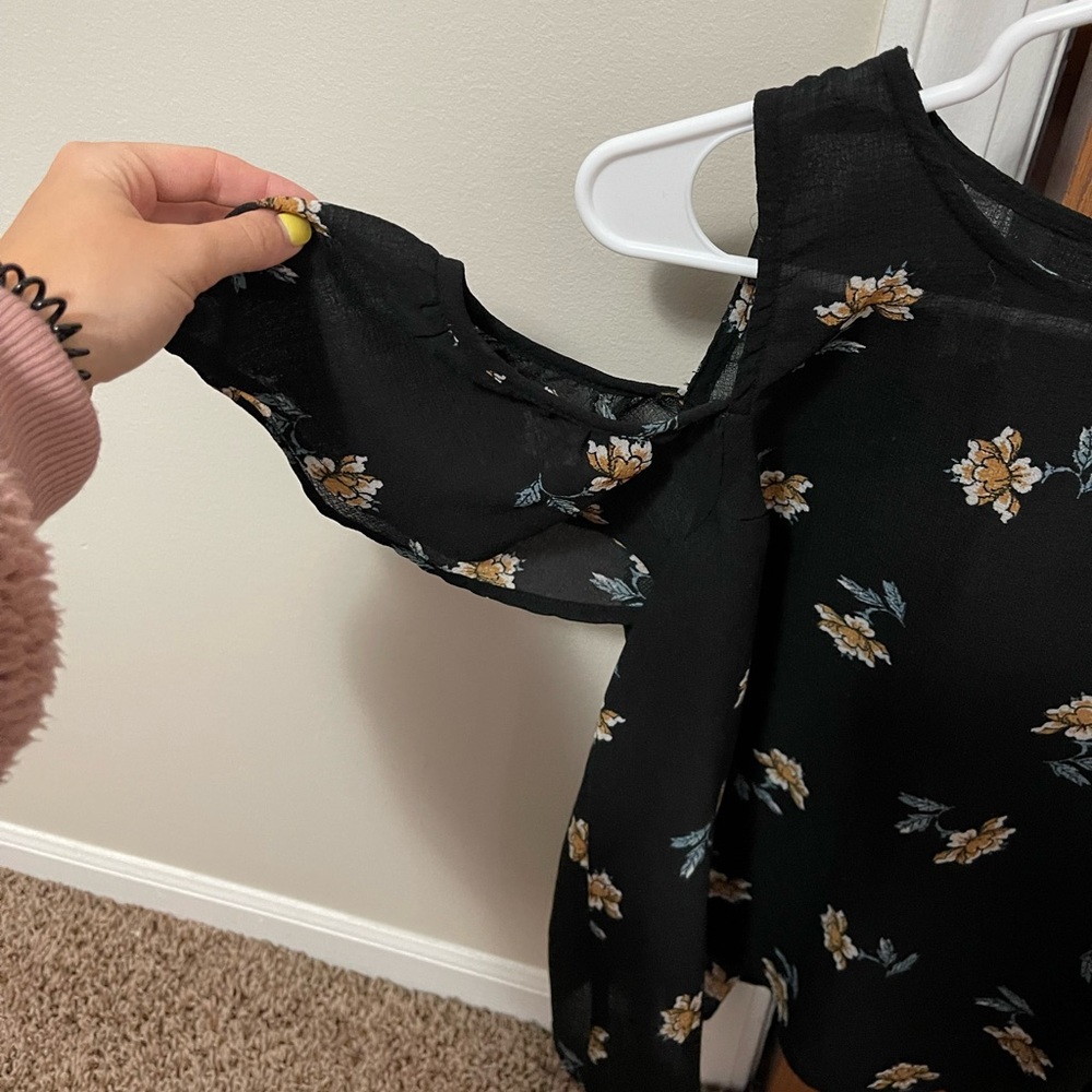 Cold Shoulder Blouse - Picture 2 of 4